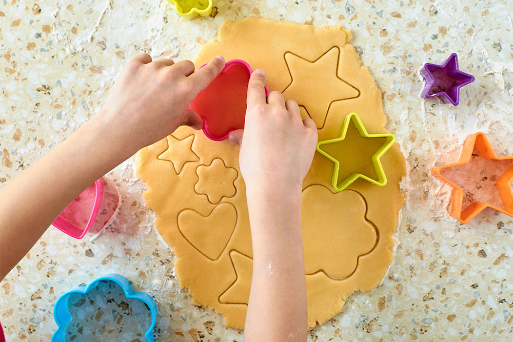 "Kinetic Sand Art Project: Shaping and Molding for Educational Play"